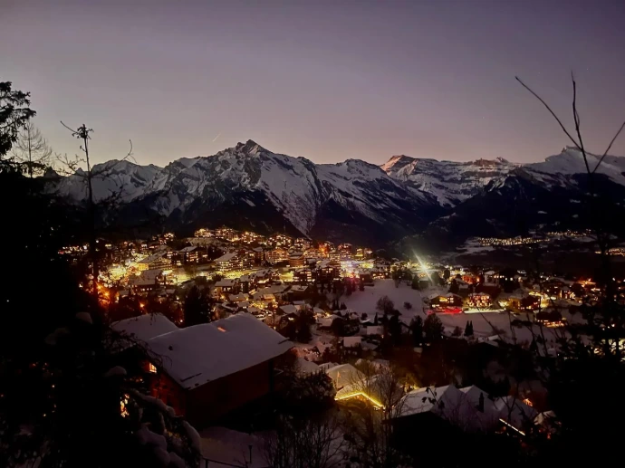 Votre artisan carreleur local au cœur de Nendaz. Vue nocturne de la station de Haute-Nendaz éclairée, destination pour la rénovation de chalets de luxe.