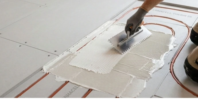 Application de l'enduit de rebouchage sur les plaques Fermacell Therm 25.